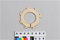 藏品(帶八獸形突起片狀玉玦)的圖片